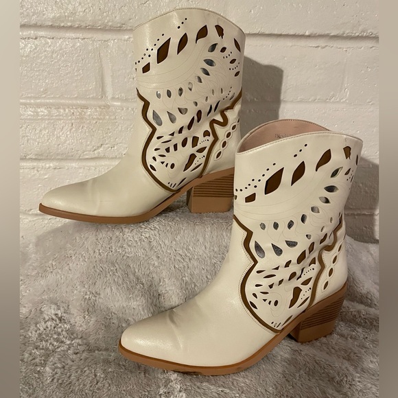 Cream Leather Cut-out Short Western Boots with Suede trim, Size 10 - Picture 1 of 6